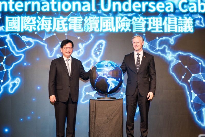 รมว.กต.ไต้หวันเข้าร่วมการประชุมความร่วมมือด้านความมั่นคงของสายเคเบิลใต้ทะเล ระหว่างไต้หวัน – ยุโรป พร้อมทั้งประกาศ “แผนริเริ่มบริหารจัดการความเสี่ยงของสายเคเบิลใต้ทะเลระดับนานาชาติ” New Southbound Policy。รมว.กต.ไต้หวันเข้าร่วมการประชุมความร่วมมือด้านความมั่นคงของสายเคเบิลใต้ทะเล ระหว่างไต้หวัน – ยุโรป พร้อมทั้งประกาศ “แผนริเริ่มบริหารจัดการความเสี่ยงของสายเคเบิลใต้ทะเลระดับนานาชาติ” (ภาพจากกระทรวงการต่างประเทศ)