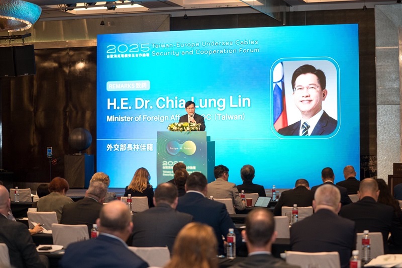 New Southbound Policy。Bộ trưởng Bộ Ngoại giao Lâm Giai Long phát biểu tại “Diễn đàn Hợp tác An ninh Cáp ngầm Đài Loan-châu Âu 2025” tổ chức vào ngày 28/10 atij Đài Bắc. (Ảnh: Bộ Ngoại giao)