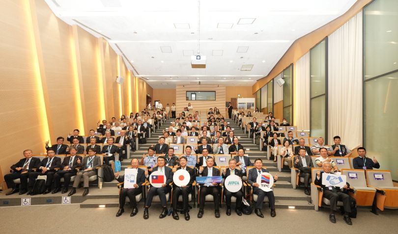 New Southbound Policy。Didirikan pada tahun 1993, JOPCA berperan sebagai organisasi non-pemerintah dan nirlaba yang berfokus pada pertukaran serta berbagi pengalaman internasional di bidang pelabuhan. Anggotanya berasal dari beragam sektor, termasuk dinas pelabuhan utama Jepang, yayasan pelabuhan, lembaga konstruksi, serta para ahli di bidang pelayaran, perdagangan, dan maritim.