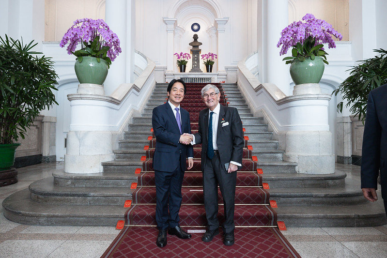 ปธน.ไล่ชิงเต๋อให้การต้อนรับเหล่าอาคันตุกะชาวยุโรปที่เดินทางเยือนไต้หวัน เพื่อเข้าร่วม “การประชุมประจำปีสโมสรฟอร์โมซา” และ “การประชุมความร่วมมือด้านความมั่นคงของสายเคเบิลใต้ทะเล” New Southbound Policy。ปธน.ไล่ชิงเต๋อให้การต้อนรับเหล่าอาคันตุกะชาวยุโรปที่เดินทางเยือนไต้หวัน เพื่อเข้าร่วม “การประชุมประจำปีสโมสรฟอร์โมซา” และ “การประชุมความร่วมมือด้านความมั่นคงของสายเคเบิลใต้ทะเล” (ภาพจากทำเนียบประธานาธิบดี)