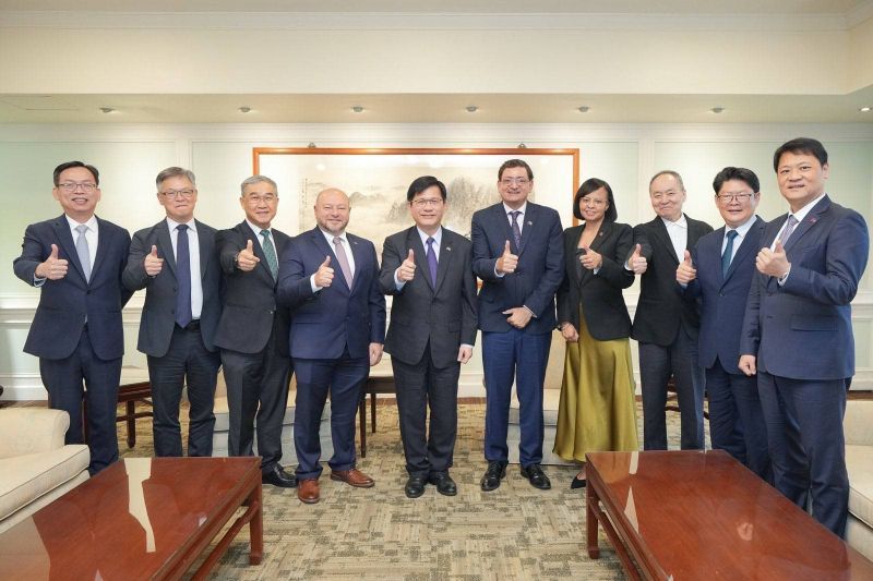 New Southbound Policy。Bộ trưởng Bộ Ngoại giao Lâm Giai Long (thứ 5 từ trái qua) chào đón Bộ trưởng Louis Zabaneh (thứ 5 từ phải qua) và Michel Chebat (thứ 4 từ trái qua) từ Belize vào ngày 29/10 tại thành phố Đài Bắc. (Ảnh: Bộ Ngoại giao)

