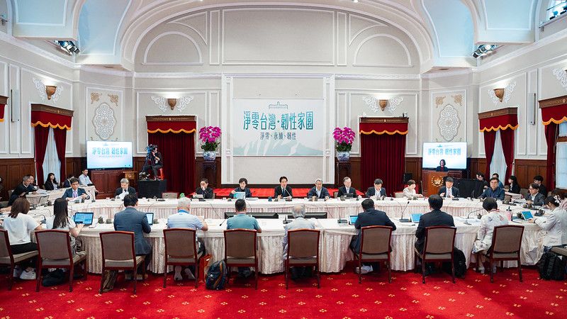 New Southbound Policy。Pemerintah berkomitmen untuk menjadi penopang rakyat dan dunia industri, dengan tekad kuat untuk melanjutkan transformasi, agar Taiwan dapat menghadapi tantangan, berhasil beradaptasi, dan melangkah mantap menuju dunia internasional.