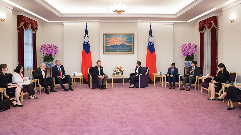 New Southbound Policy。Taiwan berada di lingkungan geopolitik yang rumit dan tidak hanya menghadapi ancaman keamanan, tetapi juga perubahan besar dalam sistem perdagangan global yang telah terbentuk selama beberapa dekade terakhir. 