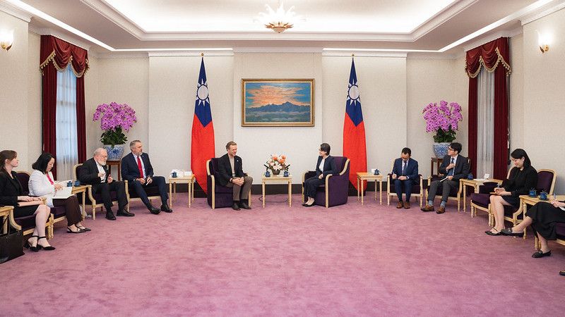 New Southbound Policy。Taiwan berada di lingkungan geopolitik yang rumit dan tidak hanya menghadapi ancaman keamanan, tetapi juga perubahan besar dalam sistem perdagangan global yang telah terbentuk selama beberapa dekade terakhir. 