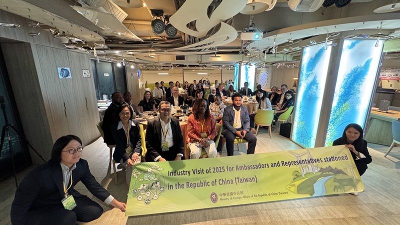 New Southbound Policy。Thứ trưởng Bộ Ngoại giao Trần Minh Kỳ cùng Đoàn đại sứ và đại diện các nước tại Đài Loan đến thăm Công ty công nghệ sinh học Hi-Q trong chương trình tham quan doanh nghiệp do Bộ Ngoại giao tổ chức. (Ảnh: Bộ Ngoại giao)
