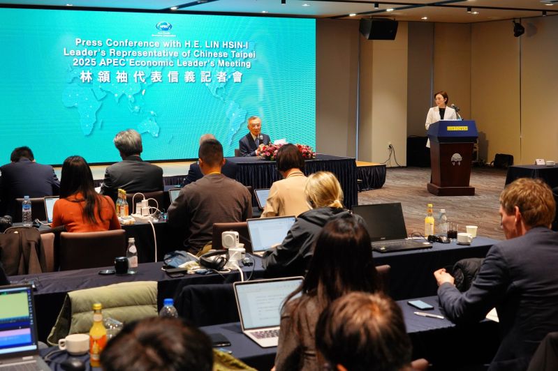 New Southbound Policy。Đặc phái viên của Tổng thống Lại Thanh Đức tại Hội nghị các nhà lãnh đạo kinh tế APEC 2025 – ông Lâm Tín Nghĩa tổ chức họp báo vào ngày 1/11 tại Gyeongju, Hàn Quốc. (Ảnh: Bộ Ngoại giao)