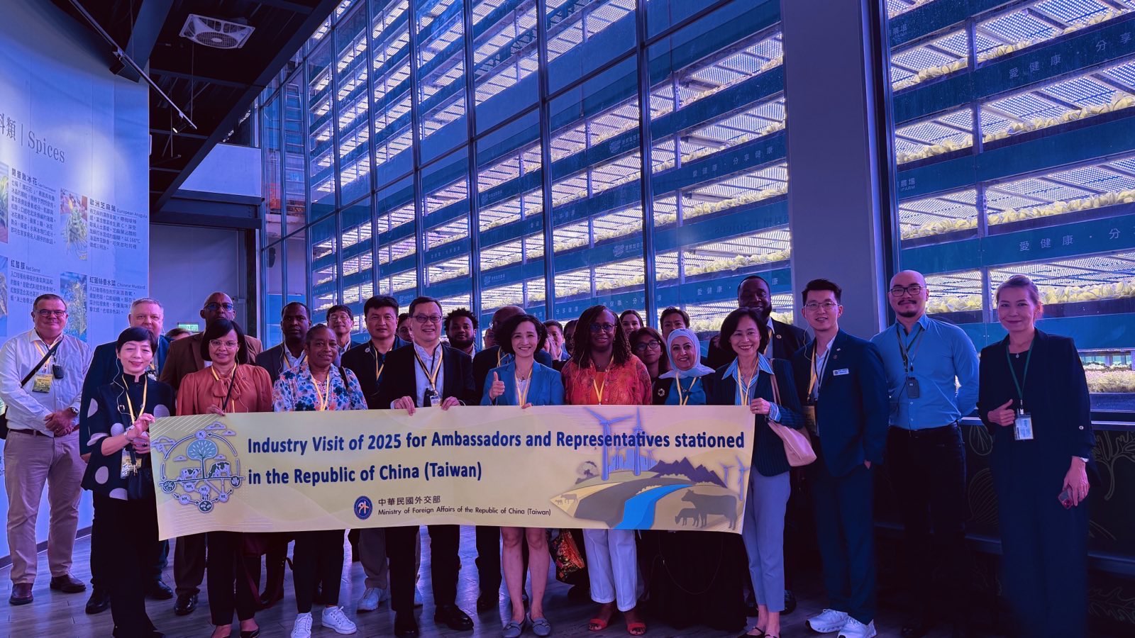 New Southbound Policy。Program ini bertujuan menyalurkan pengetahuan, layanan, dan solusi cerdas dari sektor-sektor unggulan Taiwan ke negara-negara sahabat diplomatik dan mitra sehaluan, membantu mereka memajukan pembangunan ekonomi berdasarkan pengalaman Taiwan.