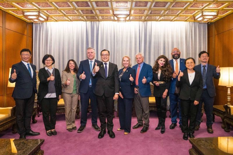New Southbound Policy。Thứ trưởng Bộ Ngoại giao Trần Minh Kỳ (thứ 5 từ trái qua) và lãnh đạo cơ quan lập pháp các tiểu bang vùng New England (Mỹ) tại buổi gặp diễn ra vào ngày 3/11 tại thành phố Đài Bắc. (Ảnh: Bộ Ngoại giao)