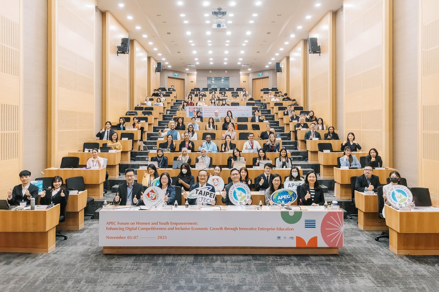 New Southbound Policy。การประชุมเอเปคว่าด้วยการเสริมสร้างศักยภาพสตรีและเยาวชน ประจำปี 2568 มุ่งเน้นศักยภาพการแข่งขันทางดิจิทัลและการเติบโตแบบครอบคลุม บรรดาเยาวชนจาก 20 ประเทศเข้าร่วมหารือกัน ในประเด็นนวัตกรรมการศึกษาและความเสมอภาคทางเพศ เพื่อสรรสร้างอนาคตที่ยั่งยืน (ภาพจากกระทรวงศึกษาธิการ)