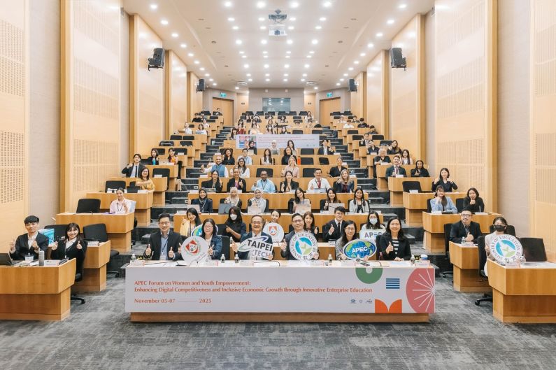 New Southbound Policy。การประชุมเอเปคว่าด้วยการเสริมสร้างศักยภาพสตรีและเยาวชน ประจำปี 2568 มุ่งเน้นศักยภาพการแข่งขันทางดิจิทัลและการเติบโตแบบครอบคลุม บรรดาเยาวชนจาก 20 ประเทศเข้าร่วมหารือกัน ในประเด็นนวัตกรรมการศึกษาและความเสมอภาคทางเพศ เพื่อสรรสร้างอนาคตที่ยั่งยืน (ภาพจากกระทรวงศึกษาธิการ)