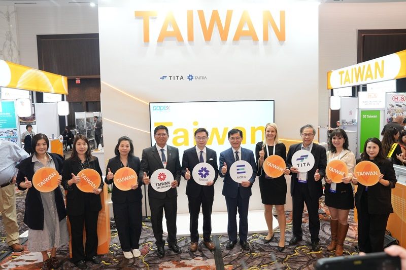 New Southbound Policy。Đại diện đoàn doanh nghiệp Đài Loan tham dự Lễ khai mạc Triển lãm phụ tùng ô tô và dịch vụ hậu mãi (AAPEX) vào ngày 4/11 tại Las Vegas, Mỹ. (Ảnh: Bộ Kinh tế)