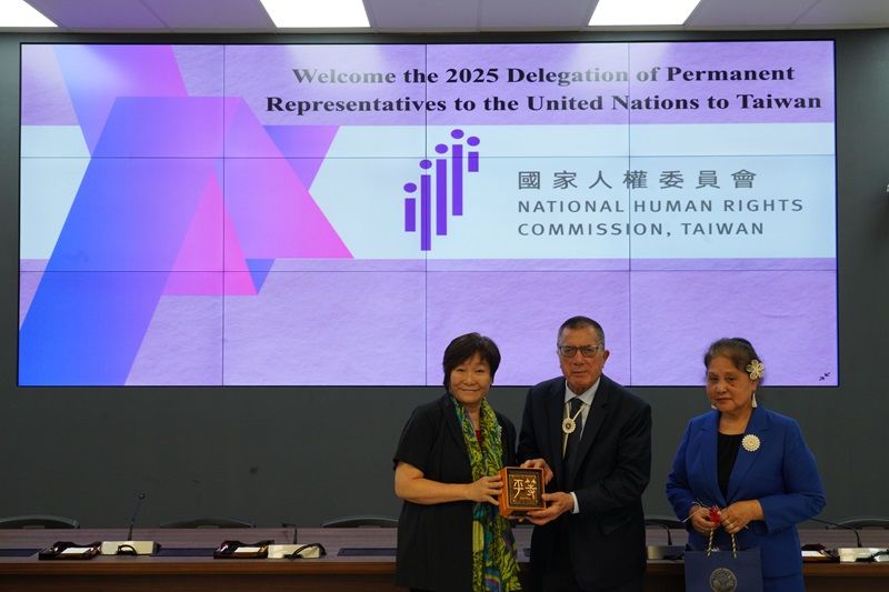 New Southbound Policy。Para anggota delegasi menyampaikan bahwa HAM merupakan fondasi semua kebijakan publik. Mereka mengapresiasi upaya dan capaian Taiwan dalam bidang demokrasi dan hak asasi manusia.
