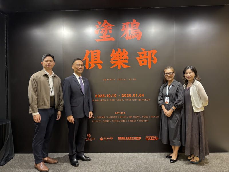 臺灣駐泰代表藍夏禮參觀塗鴉藝術展覽 讚許泰國與臺灣藝文軟實力圖片 - 新南向政策