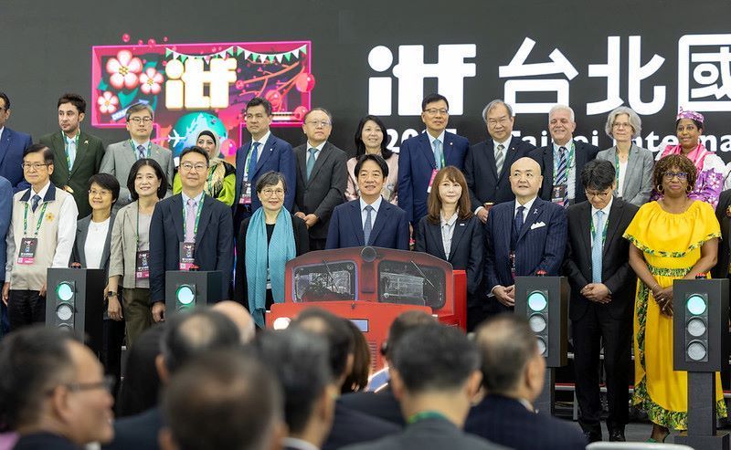 New Southbound Policy。Tổng thống Lại Thanh Đức (hàng trước, thứ 5 từ phải qua) tham dự Lễ khai mạc “Hội chợ Du lịch Quốc tế Đài Bắc ITF 2025” vào sáng ngày 7/11 tại Đài Bắc. (Ảnh: Phủ Tổng thống)