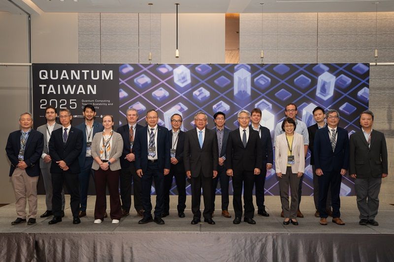 New Southbound Policy。Chủ nhiệm Ủy ban Khoa học và Công nghệ Quốc gia (NSTC) – ông Ngô Thành Văn (đứng giữa, hàng trước) và các học giả tham dự “Hội nghị Công nghệ Lượng tử quốc tế Đài Loan 2025” vào ngày 11/11 tại Đài Bắc. (Ảnh: NSTC)