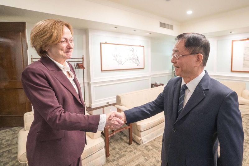 New Southbound Policy。รมช.เก๋อเป่าเซวียนจัดเลี้ยงอาหารกลางวัน Ms. Zsuzsanna Hargitai ผู้อำนวยการสำนักงานส่งเสริมการเงินวิสาหกิจขนาดกลางและขนาดย่อม (SMEs) ของ “ธนาคารยุโรปเพื่อการบูรณะและการพัฒนา” (EBRD) (ภาพจากกระทรวงการต่างประเทศ)