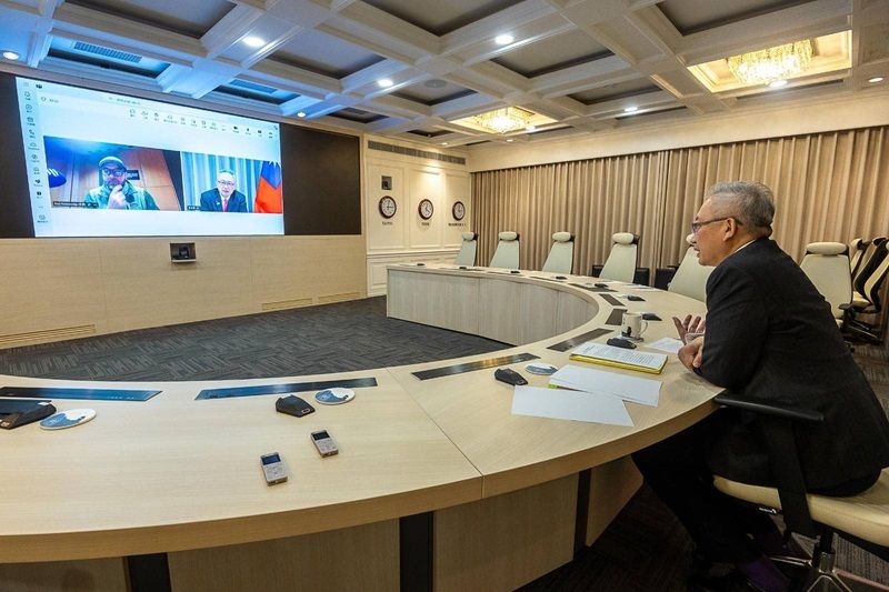 New Southbound Policy。Thứ trưởng Bộ Ngoại giao Ngô Chí Trung trả lời phỏng vấn trực tuyến với phóng viên Alexis Rosenzweig của Đài Phát thanh Quốc tế Prague (RPI). (Ảnh: Bộ Ngoại giao)