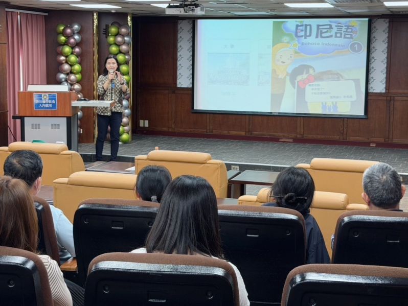 New Southbound Policy。Wu Hsia-wen sempat terpikir untuk berhenti karena honor yang tidak besar, tetapi setiap kali murid-murid menyapanya dalam bahasa Indonesia, dan ketika mendengar mereka berkata, “Hari yang paling kami tunggu setiap minggu adalah hari Selasa, karena ada pelajaran bahasa Indonesia!”, sapaan dan interaksi kecil seperti inilah yang menjadi sumber kekuatannya untuk terus mengajar dengan sepenuh hati selama enam tahun hingga sekarang.