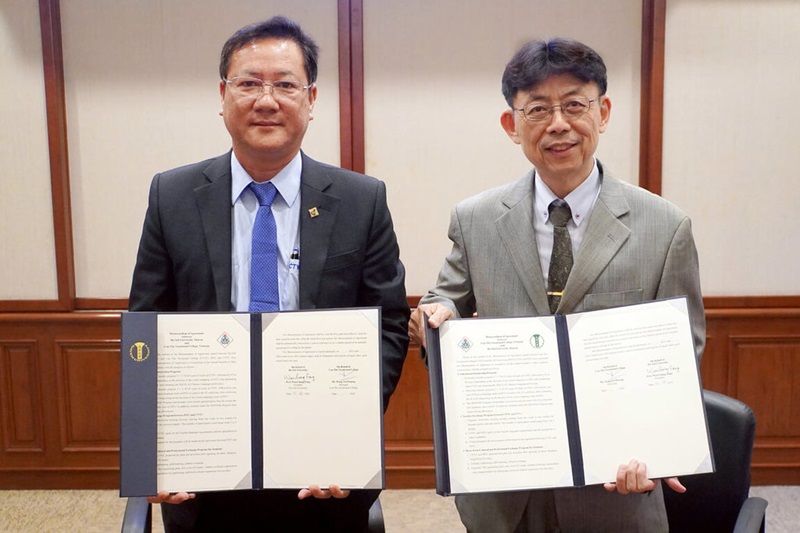 New Southbound Policy。Hiệu trưởng Đại học Đại Diệp (DYU) Phương Văn Xương (bên phải) và Hiệu trưởng Trường Cao đẳng Nghề Cần Thơ Trang Vũ Phương (bên trái) ký kết Bản ghi nhớ hợp tác, mong muốn tăng cường hợp tác về các chương trình chuyên ngành mới và nguồn lực giảng dạy tiếng Trung. (Ảnh do Đại học Đại Diệp cung cấp)