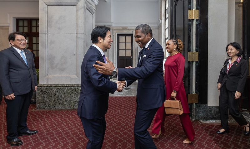 New Southbound Policy。ปธน.ไล่ชิงเต๋อ ให้การต้อนรับการมาเยือนของ Mr. Terrance Drew นายกรัฐมนตรีเซนต์คิตส์และเนวิส พร้อมด้วยภริยาและคณะตัวแทน ในวันเดียวกันนี้ รมว.กต.ไต้หวัน ยังได้จัดเลี้ยงอาหารกลางวันเพื่อให้การต้อนรับอันแสนอบอุ่นแก่คณะตัวแทน (ภาพจากทำเนียบประธานาธิบดี)