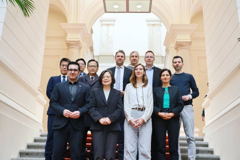 New Southbound Policy。Dalam paparannya, Tsai Ing-wen menekankan bahwa ketahanan merupakan kunci bagi negara demokrasi untuk bertahan menghadapi tekanan otoritarianisme. Ia mengimbau negara-negara demokrasi untuk memperkuat keterhubungan dan menyesuaikan strategi untuk menjamin keamanan serta kesejahteraan bersama.
