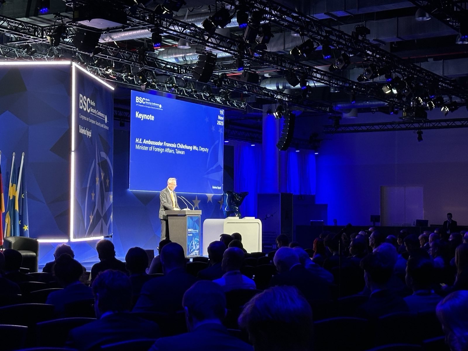 New Southbound Policy。Konferensi Keamanan Berlin merupakan salah satu forum keamanan terbesar dan paling berpengaruh di Eropa. Setiap tahun, pertemuan ini mengumpulkan para pemimpin dunia di bidang diplomasi, pertahanan, dan ekonomi untuk membahas isu-isu keamanan di Eropa dan kawasan global.