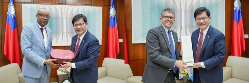 New Southbound Policy。Bộ trưởng Bộ Ngoại giao Lâm Giai Long trao quà cho Bộ trưởng Bộ Y tế Haiti Bertrand Sinal (ảnh trái) và Bộ trưởng Bộ Y tế Guatemala Joaquín Barnoya (ảnh phải) tại cuộc gặp vào ngày 20/11 tại Đài Bắc. (Ảnh: Bộ Ngoại giao)