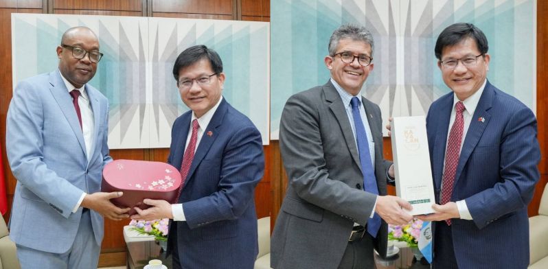 New Southbound Policy。Bộ trưởng Bộ Ngoại giao Lâm Giai Long trao quà cho Bộ trưởng Bộ Y tế Haiti Bertrand Sinal (ảnh trái) và Bộ trưởng Bộ Y tế Guatemala Joaquín Barnoya (ảnh phải) tại cuộc gặp vào ngày 20/11 tại Đài Bắc. (Ảnh: Bộ Ngoại giao)