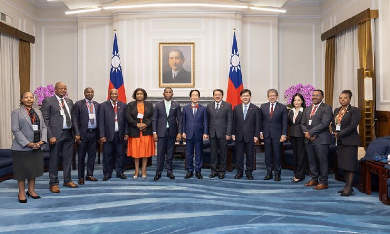 New Southbound Policy。Tổng thống Lại Thanh Đức (đứng giữa) tiếp phái đoàn do Chủ tịch Hạ viện Vương quốc Eswatini Jabulani Mabuza (thứ 6 từ trái qua) vào ngày 25/11 tại Đài Bắc. (Ảnh: Phủ Tổng thống)
