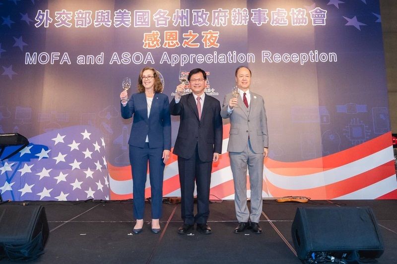 New Southbound Policy。Bộ trưởng Bộ Ngoại giao Lâm Giai Long (đứng giữa), Phó trưởng đại diện Văn phòng Đài Bắc của Hiệp hội Mỹ tại Đài Loan (AIT/T) Karin M. Lang (bên trái) và Chủ tịch ASOA Felix Yen cùng nâng ly chúc mừng quan hệ bền chặt giữa Đài Loan và Mỹ trong tiệc mừng Lễ Tạ ơn vào tối 24/11 tại Đài Bắc. (Ảnh: Bộ Ngoại giao)