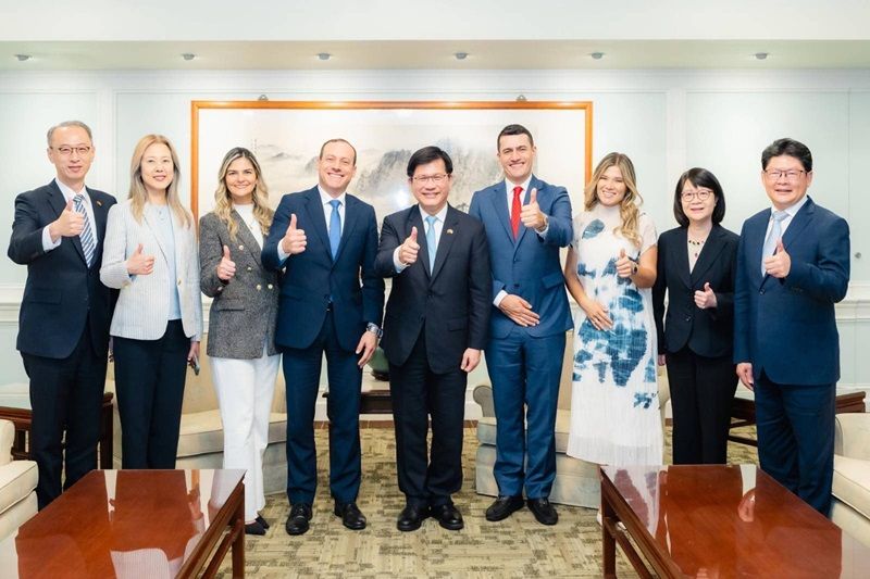 New Southbound Policy。Bộ trưởng Bộ Ngoại giao Lâm Giai Long (đứng giữa) tiếp Chủ tịch Ủy ban Đối ngoại Thượng viện Colombia Óscar Mauricio Giraldo Hernández (thứ 4 từ trái qua) và Chủ tịch Ủy ban Đối ngoại Hạ viện Álvaro Mauricio Londoño Lugo (thứ 4 từ phải qua) vào ngày 25/11 tại Đài Bắc. (Ảnh: Bộ Ngoại giao)

