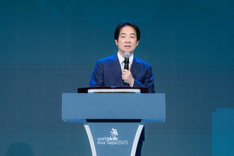 New Southbound Policy。Tổng thống Lại Thanh Đức phát biểu tại Lễ khai mạc “Cuộc thi Kỹ năng nghề châu Á 2025” (Worldskills Asia Taipei 2025) tổ chức vào tối 26/11 tại Đài Bắc. (Ảnh: Phủ Tổng thống)