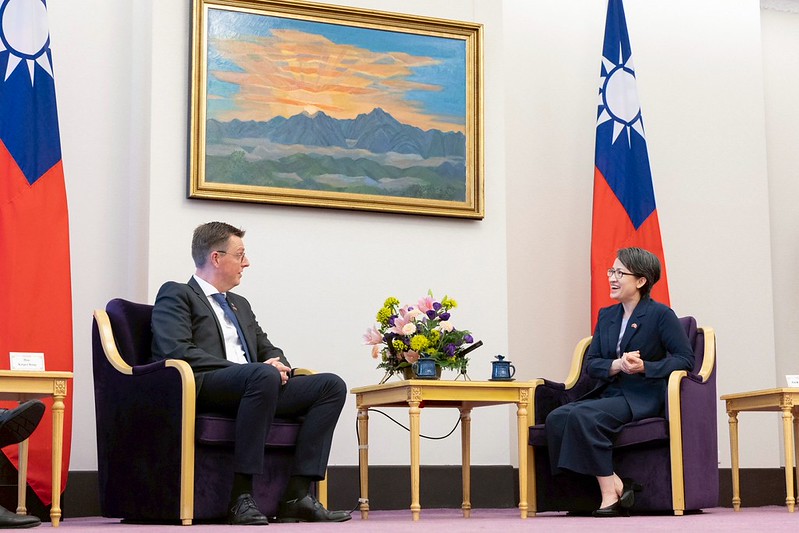 New Southbound Policy。Situasi internasional bagi Taiwan selalu penuh tantangan, dan Taiwan masih sering menghadapi perlakuan tidak adil dalam ranah partisipasi global. Kendati demikian, Taiwan selalu memperoleh dukungan dari para sahabat di seluruh dunia, yang mengingatkan bahwa Taiwan tidak pernah berjalan sendirian.
