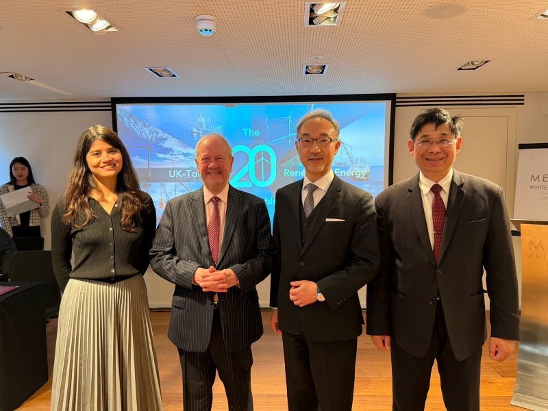 New Southbound Policy。Trưởng Văn phòng đại diện Đài Bắc tại Vương quốc Anh – ông Diêu Kim Tường (thứ hai từ phải qua) và Đặc phái viên Thương mại của Vương quốc Anh tại Đài Loan – Huân tước Faulkner (thứ hai từ trái qua) tham dự “Hội nghị trao đổi Năng lượng tái tạo Đài Loan-Vương quốc Anh lần thứ 20” vào ngày 26/11 tại London. (Ảnh: Bộ Kinh tế)