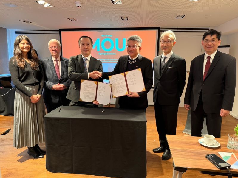 New Southbound Policy。Utusan Khusus untuk bidang perdagangan dengan Taiwan, Lord Faulkner of Worcester, menyampaikan ucapan selamat atas 20 tahun kerja sama energi terbarukan Taiwan-Inggris. Ia menegaskan bahwa visi Strategi Industri Inggris sejalan dengan 2050 Net-Zero Pathway Taiwan. Ia juga meyakini bahwa kedua pihak akan mencapai lebih banyak tonggak penting dalam energi bersih dan target netral karbon.