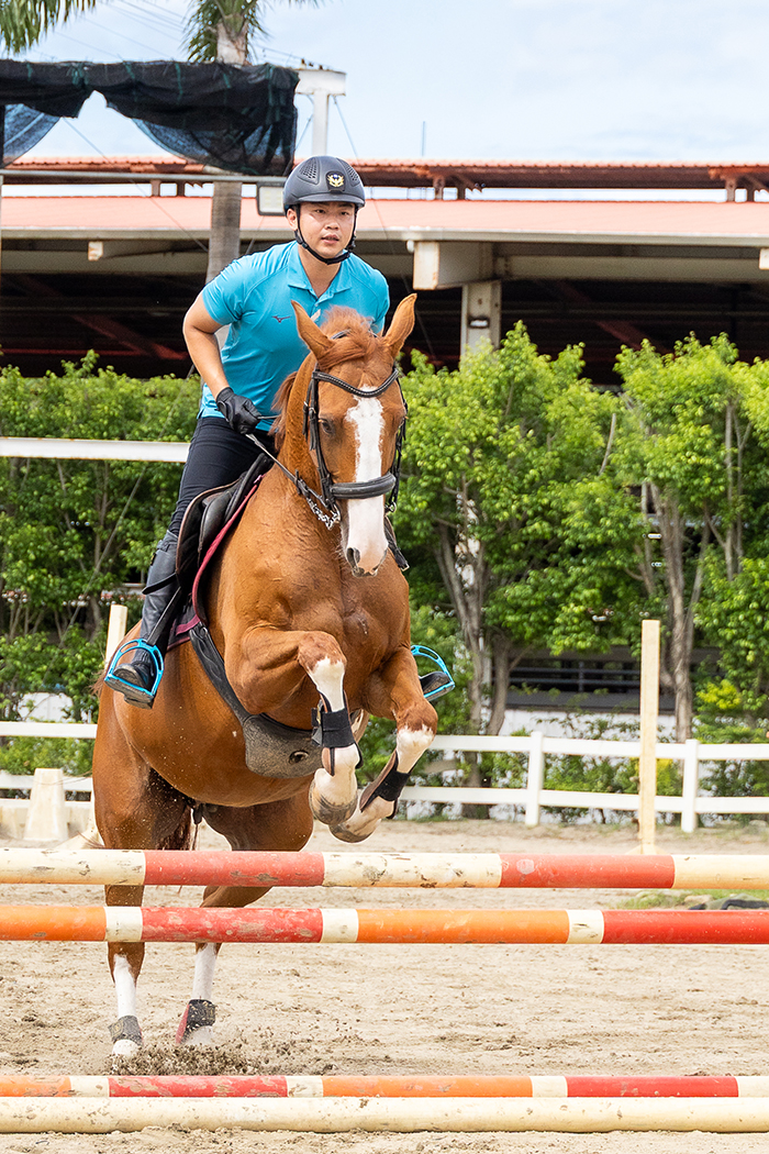 An NTMP officer visits the Hannover club to practice equestrian skills. (Photo By Chen Mei-ling)