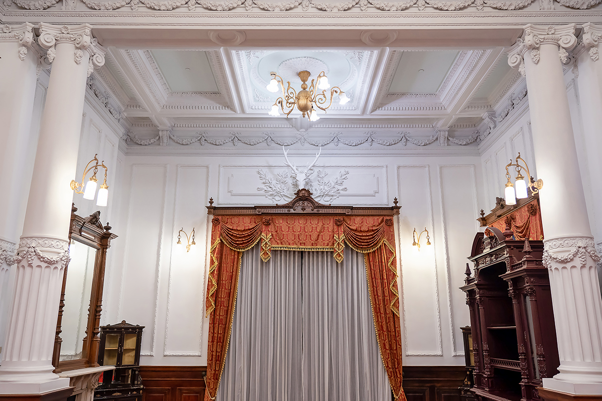 Decorative stucco relief work features a sika deer head symbolizing longevity and garlands of fruit and flowers symbolizing natural abundance. (Photo by Chin Hung-hao)