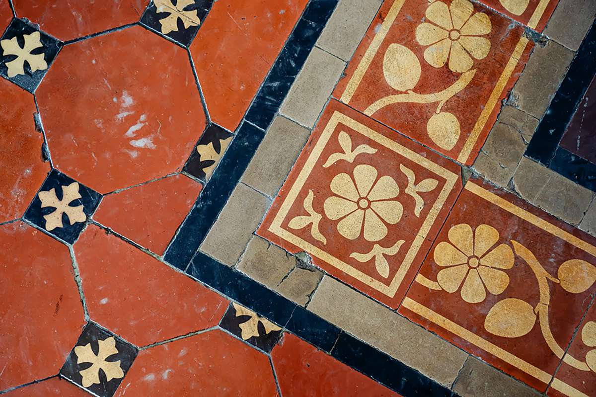 Corridors and balconies are lined with English-made tiles. (Photo by Chin Hung-hao)