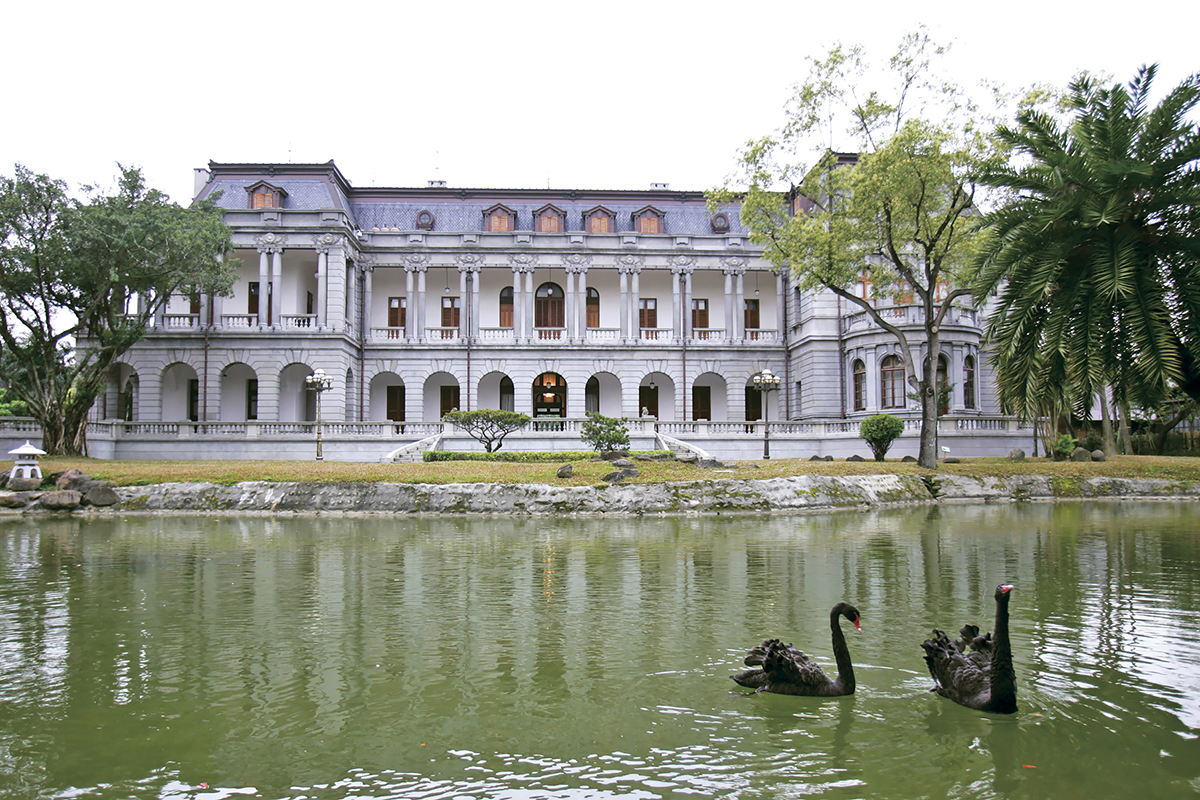 The lake is home to a family of swans introduced after renovations in 2006. (Photo by Chang Su-ching)