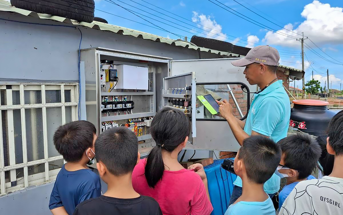 Environmental monitoring equipment is shown to local students to demonstrate how smart tools connect farming and science with daily life. (Photo Courtesy of Chiayi County Government)