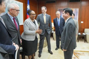 外交部長林佳龍接見「世界醫師會」訪問團，感謝支持台灣參與國際醫衛體系 - 圖片