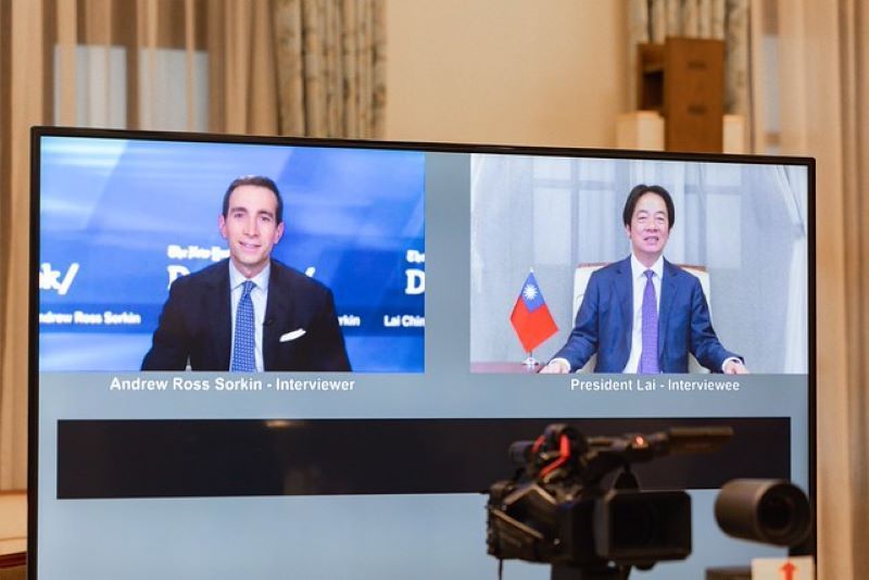 New Southbound Policy。ปธน.ไล่ฯ ให้สัมภาษณ์แก่ พิธีกรรายการ DealBook Summit ของหนังสือพิมพ์ The New York Times (ภาพจากทำเนียบประธานาธิบดี)