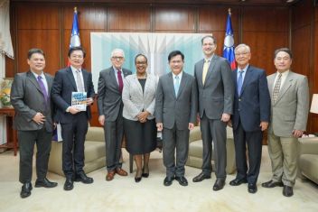 Image - FM Lin receives World Medical Association delegation