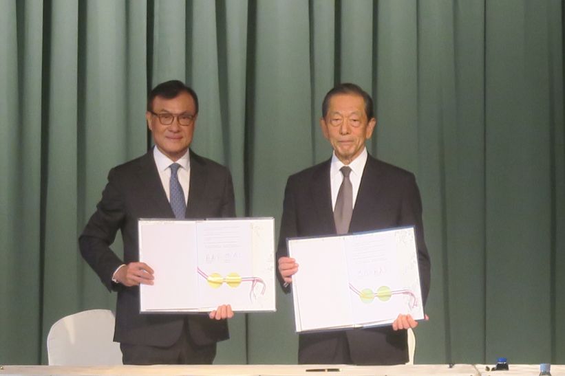 New Southbound Policy。Chủ tịch “Hiệp hội Quan hệ Đài Loan-Nhật Bản” (TJRA) Tô Gia Toàn (bên trái), chủ tịch Hiệp hội quan hệ Đài Loan-Nhật Bản và và Chủ tịch “Hiệp hội Giao lưu Nhật Bản-Đài Loan” (JTEA) Sumi Shuzo ký kết Hiệp định Thương mại Kỹ thuật số vào ngày 4 tháng 12 tại thành phố Đài Bắc. (Ảnh: CNA)