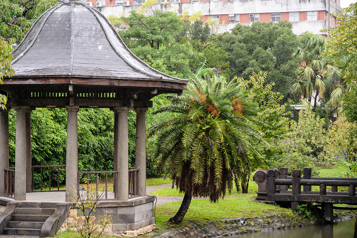 The garden is a mixture of Western and Japanese styles with pavillions, a lake and a bridge. (Photo by Chin Hung-hao)