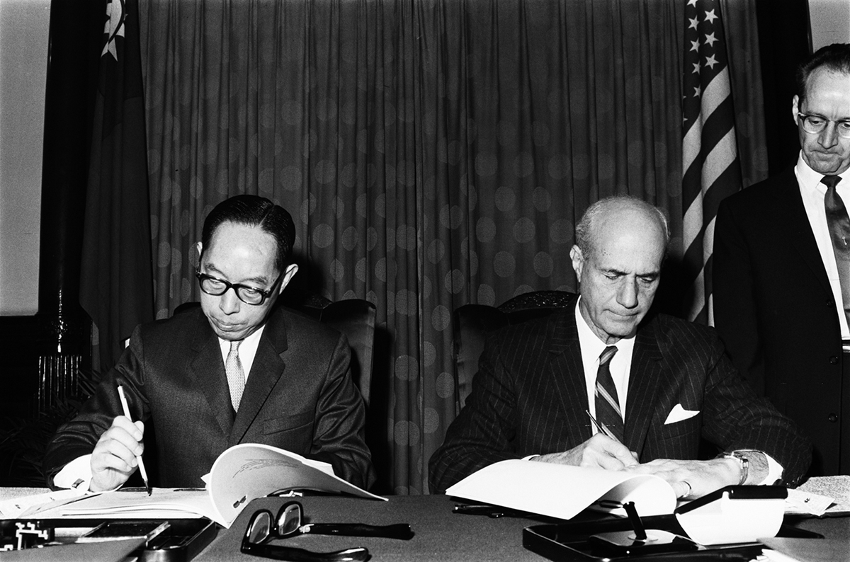 Vice Minister of Foreign Affairs Chu Fu-sung and U.S. Ambassador to the Republic of China Jerauld Wright sign agricultural product agreements at Taipei Guest House in 1964. (File Photo)