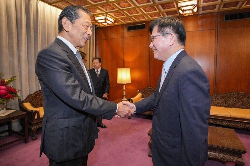 New Southbound Policy。Bộ trưởng Bộ Ngoại giao Lâm Giai Long (bên phải) chào đón phái đoàn do Chủ tịch “Hiệp hội Giao lưu Nhật Bản-Đài Loan” (JTEA) Sumi Shuzo dẫn đầu vào ngày 5/12 tại Đài Bắc. (Ảnh: Bộ Ngoại giao)