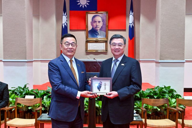 接見「第13屆世界留臺校友會聯誼總會參訪團」卓揆感謝關懷臺灣 盼持續宣揚臺灣自由民主的國家精神圖片 - 新南向政策