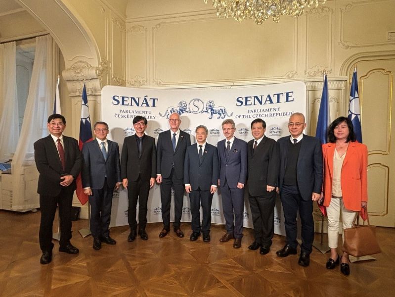 New Southbound Policy。Kung Ming-hsin menyampaikan bahwa perubahan geopolitik telah memengaruhi restrukturisasi rantai pasok global. Dalam konteks ini, Taiwan dan Ceko memiliki keunggulan masing-masing yang saling melengkapi di sektor manufaktur. 