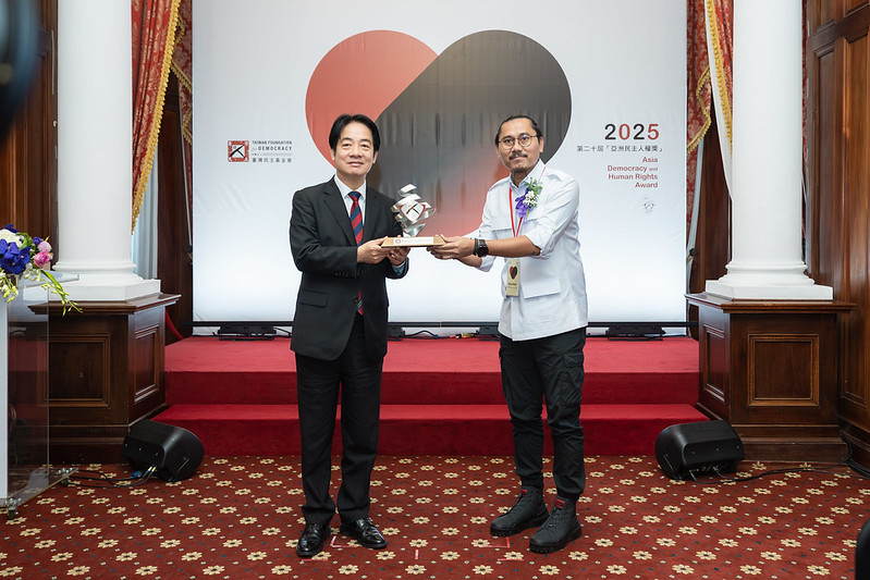 New Southbound Policy。Tổng thống Lại Thanh Đức (bên trái) trao “Giải thưởng Dân chủ và Nhân quyền châu Á 2025” cho “Hiệp hội Trợ giúp Pháp lý và Nhân quyền Indonesia” (PBHI) vào sáng ngày 10/12. (Ảnh: Phủ Tổng thống)